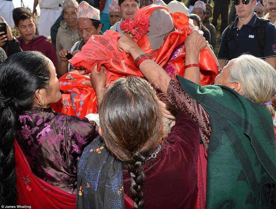 Prince Harry celebrate holi in nepal14