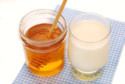milk-and-honey-benefits-for-health