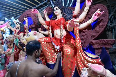 जानिए क्यों बनती है रेडलाइट एरिया की मिट्टी से दुर्गापूजा के लिए माँ दुर्गा की मूर्ति