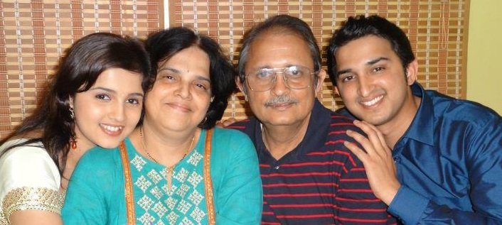 Neha Pendse with his family mother father